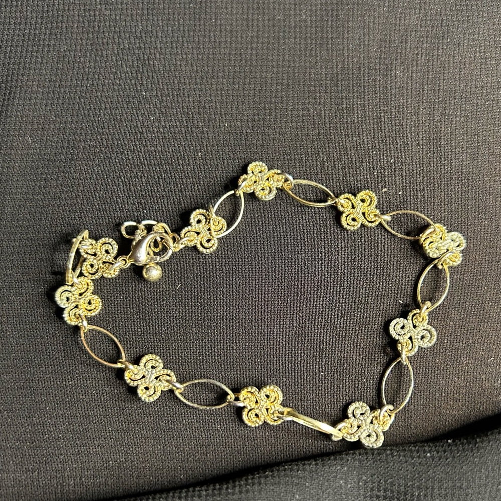 VTG Gold Tone Metal linked bracelet with light wear. Unbranded. - Picture 5 of 6